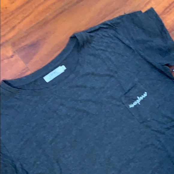 EXPLORE GREY POCKET TEE SIZE MEDIUM. NWT!! - Picture 4 of 5